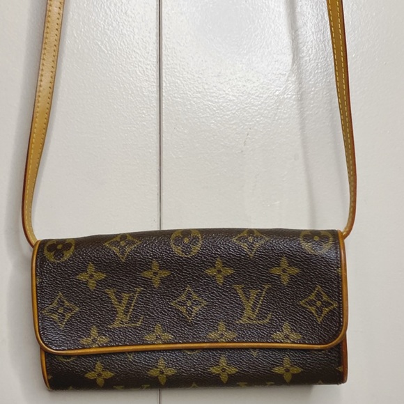 9️⃣0️⃣0️⃣ Authentic Louis Vuitton Pochette Twin - Picture 5 of 14